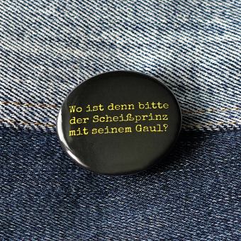 Ansteckbutton Wo ist denn bitte der Scheißprinz mit seinem Gaul? auf Jeans